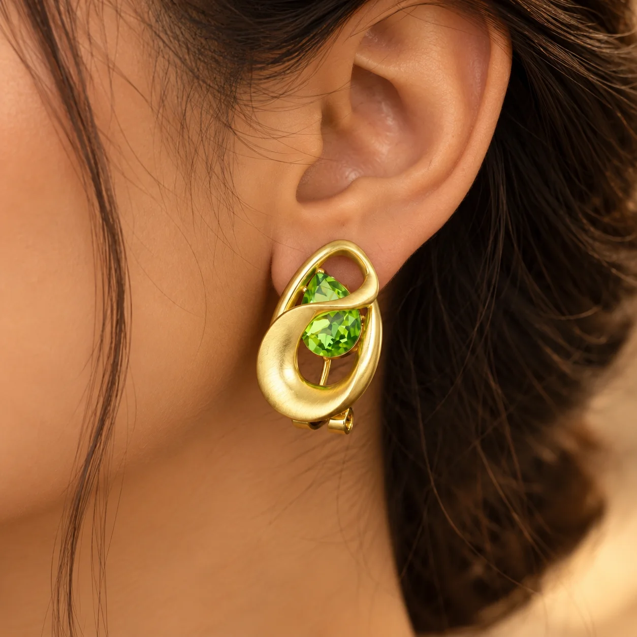 Golden Emerald Gem Earring — photo 3