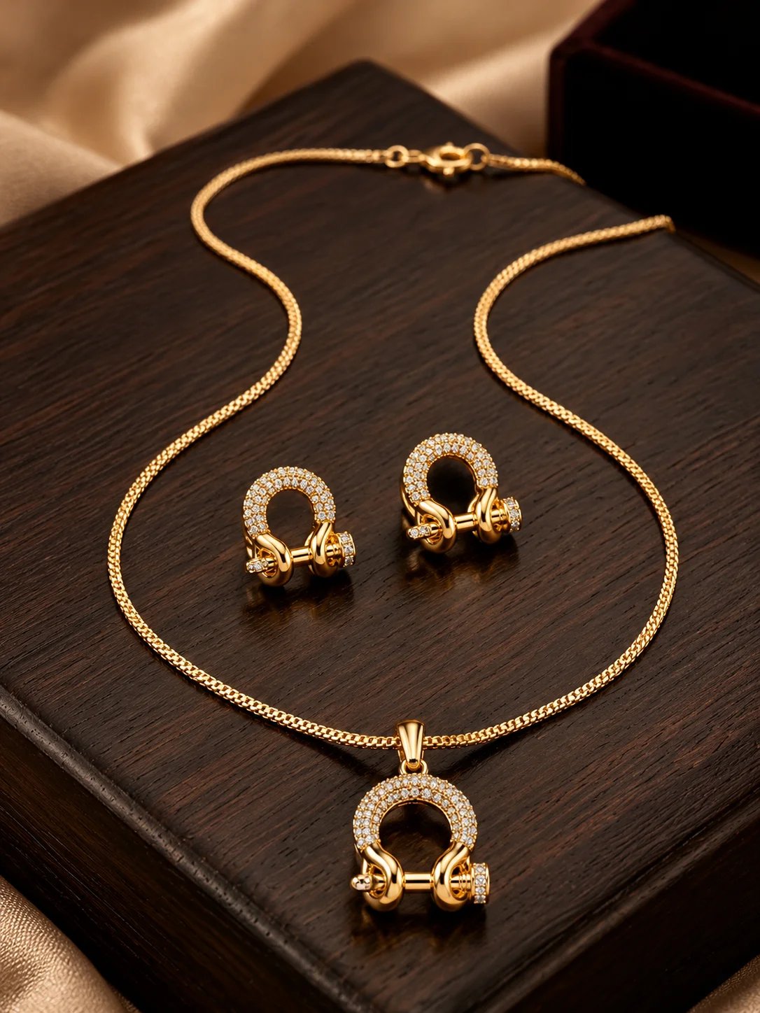 Gold Halo Pendant Set